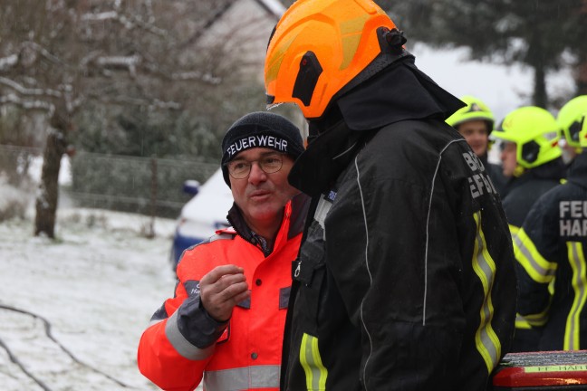 Vier Feuerwehren bei Brand im Eingangsbereich eines Wohnhauses in Hartkirchen im Einsatz