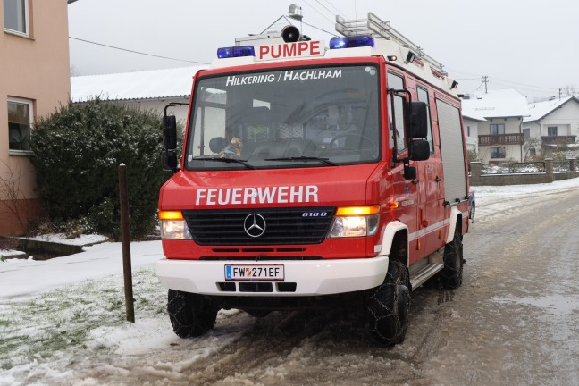 Vier Feuerwehren bei Brand im Eingangsbereich eines Wohnhauses in Hartkirchen im Einsatz