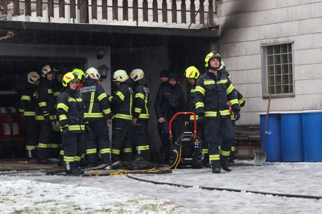 Vier Feuerwehren bei Brand im Eingangsbereich eines Wohnhauses in Hartkirchen im Einsatz