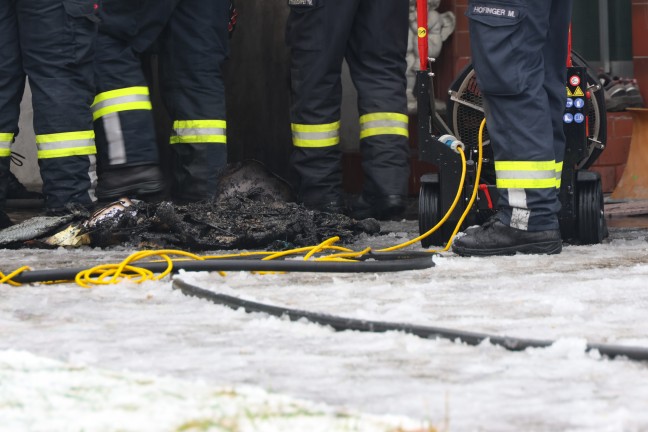 Vier Feuerwehren bei Brand im Eingangsbereich eines Wohnhauses in Hartkirchen im Einsatz