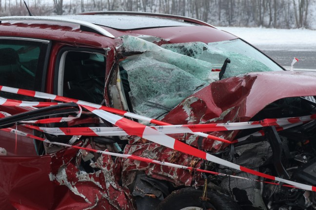 Drei Verletzte: Auto bei schwerem Verkehrsunfall auf Sauwaldstrae in St. Aegidi gegen Baum geprallt