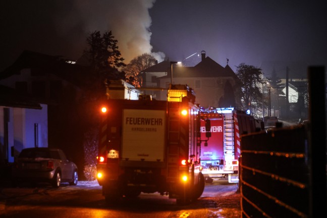 Grobrand: Acht Feuerwehren bei Brand eines als urig bekannten Gasthauses in Enns im Einsatz