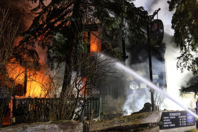 Grobrand: Acht Feuerwehren bei Brand eines als urig bekannten Gasthauses in Enns im Einsatz