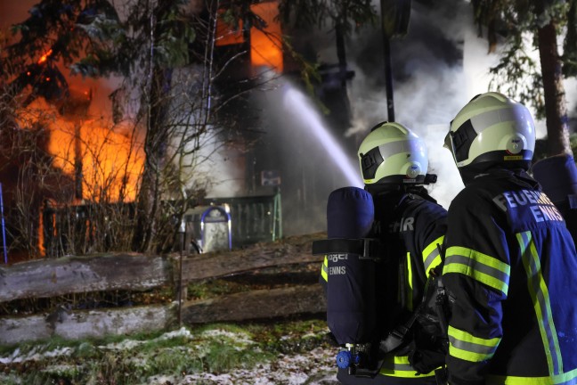 Grobrand: Acht Feuerwehren bei Brand eines als urig bekannten Gasthauses in Enns im Einsatz