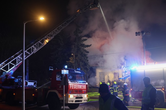 Grobrand: Acht Feuerwehren bei Brand eines als urig bekannten Gasthauses in Enns im Einsatz