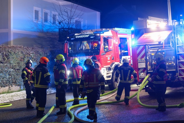 Grobrand: Acht Feuerwehren bei Brand eines als urig bekannten Gasthauses in Enns im Einsatz