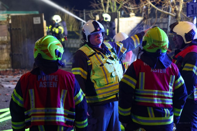 Grobrand: Acht Feuerwehren bei Brand eines als urig bekannten Gasthauses in Enns im Einsatz