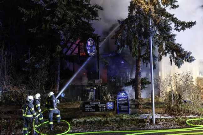 Grobrand: Acht Feuerwehren bei Brand eines als urig bekannten Gasthauses in Enns im Einsatz