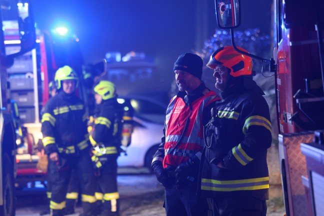 Grobrand: Acht Feuerwehren bei Brand eines als urig bekannten Gasthauses in Enns im Einsatz