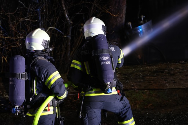 Grobrand: Acht Feuerwehren bei Brand eines als urig bekannten Gasthauses in Enns im Einsatz