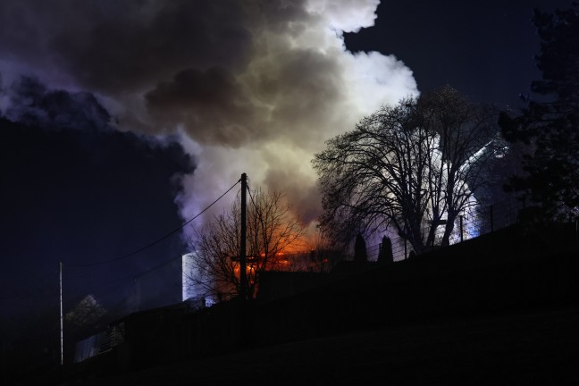 Grobrand: Acht Feuerwehren bei Brand eines als urig bekannten Gasthauses in Enns im Einsatz