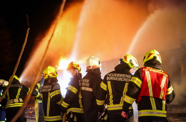 Acht Feuerwehren bei Vollbrand eines Gebudes in Burgkirchen im Einsatz