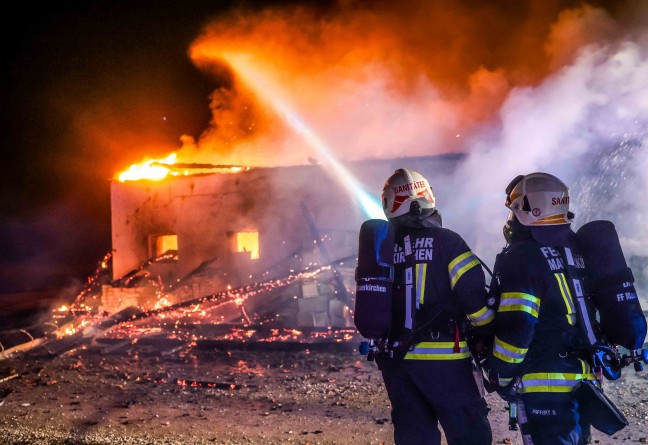 Acht Feuerwehren bei Vollbrand eines Gebudes in Burgkirchen im Einsatz