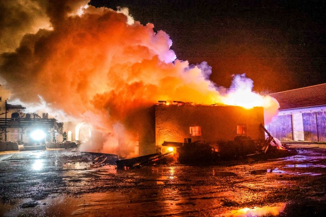 Acht Feuerwehren bei Vollbrand eines Gebudes in Burgkirchen im Einsatz