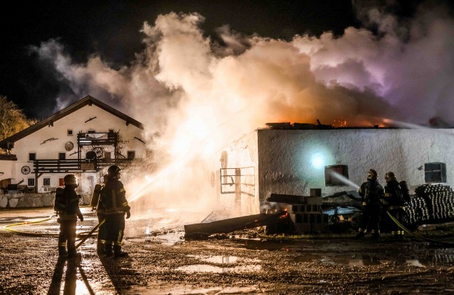 Acht Feuerwehren bei Vollbrand eines Gebudes in Burgkirchen im Einsatz