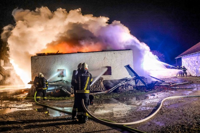 Acht Feuerwehren bei Vollbrand eines Gebudes in Burgkirchen im Einsatz