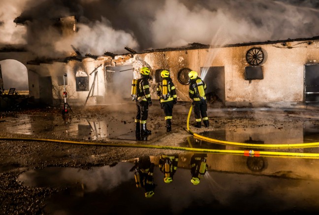 Acht Feuerwehren bei Vollbrand eines Gebudes in Burgkirchen im Einsatz