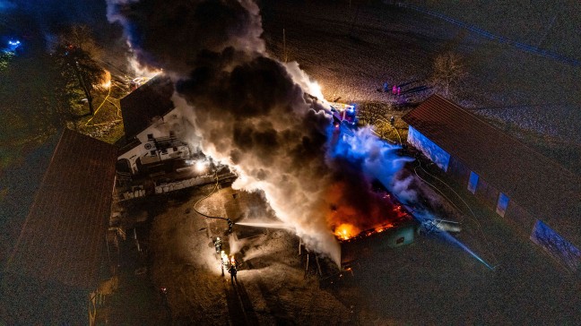 Acht Feuerwehren bei Vollbrand eines Gebudes in Burgkirchen im Einsatz