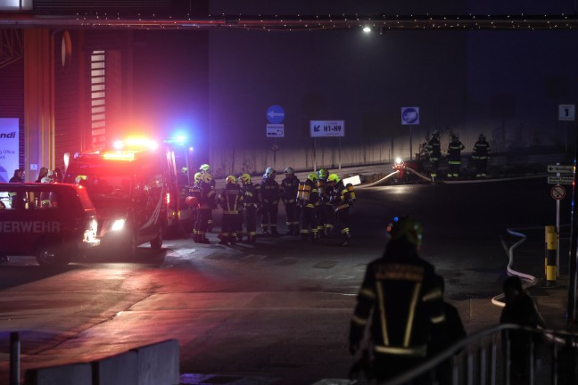 Neun Feuerwehren bei Brand in einem Unternehmen in Grnburg im Einsatz