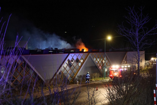 Neun Feuerwehren bei Brand in einem Unternehmen in Grnburg im Einsatz