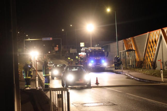 Neun Feuerwehren bei Brand in einem Unternehmen in Grnburg im Einsatz