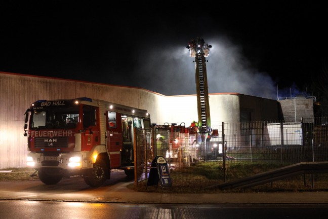 Neun Feuerwehren bei Brand in einem Unternehmen in Grnburg im Einsatz