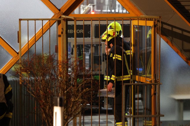 Neun Feuerwehren bei Brand in einem Unternehmen in Grnburg im Einsatz