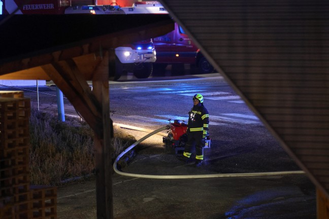 Neun Feuerwehren bei Brand in einem Unternehmen in Grnburg im Einsatz