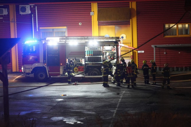 Neun Feuerwehren bei Brand in einem Unternehmen in Grnburg im Einsatz