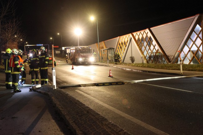 Neun Feuerwehren bei Brand in einem Unternehmen in Grnburg im Einsatz