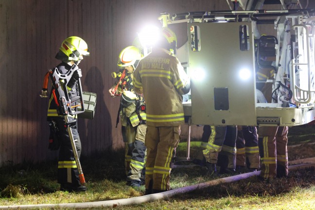 Neun Feuerwehren bei Brand in einem Unternehmen in Grnburg im Einsatz