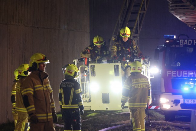 Neun Feuerwehren bei Brand in einem Unternehmen in Grnburg im Einsatz