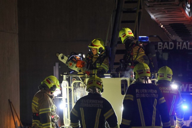 Neun Feuerwehren bei Brand in einem Unternehmen in Grnburg im Einsatz