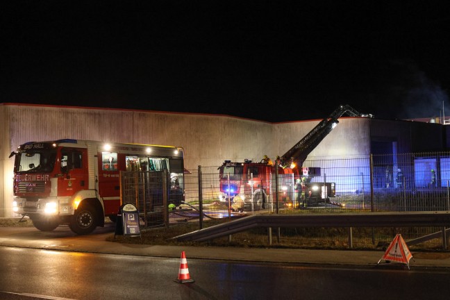 Neun Feuerwehren bei Brand in einem Unternehmen in Grnburg im Einsatz