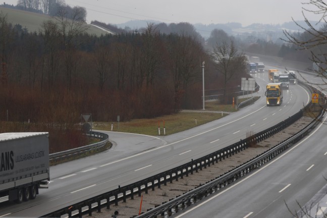 Peterskirchen: Auto bei Verkehrsunfall auf Innkreisautobahn gegen Mast einer Verkehrskamera geprallt