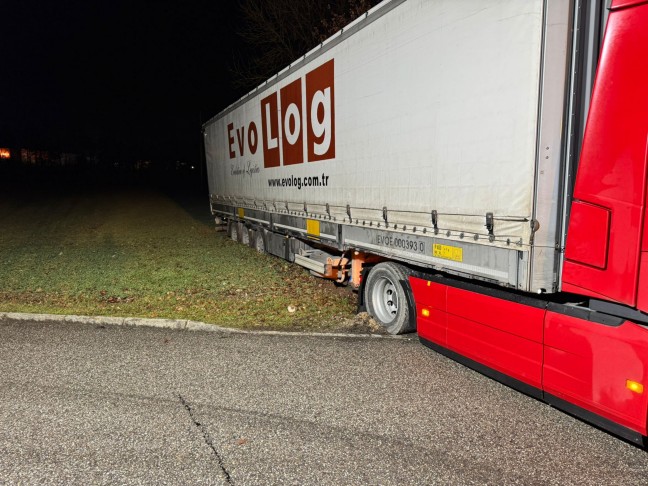 LKW-Sattelzug bei Wendeversuch in Wels-Puchberg in aufgeweichtem Feldweg eingesunken