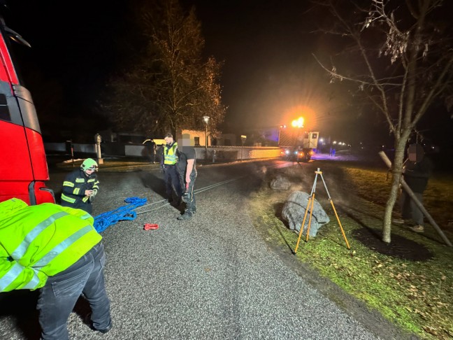 LKW-Sattelzug bei Wendeversuch in Wels-Puchberg in aufgeweichtem Feldweg eingesunken