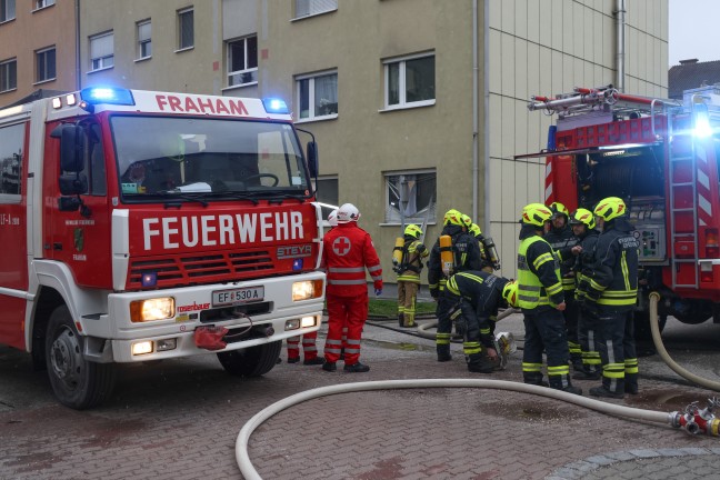 Fnf Verletzte bei Wohnungsbrand in einem Mehrparteienwohnhaus in Eferding