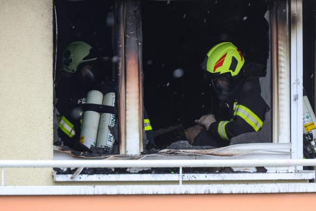 Fnf Verletzte bei Wohnungsbrand in einem Mehrparteienwohnhaus in Eferding