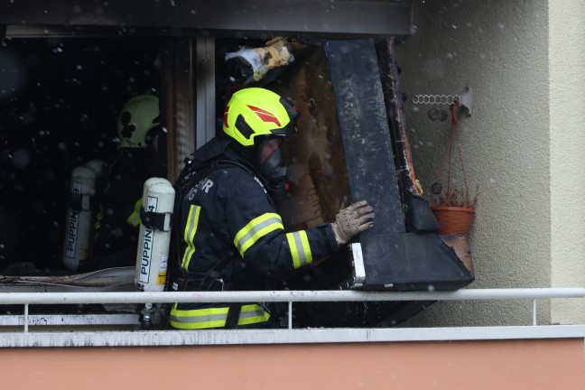 Fnf Verletzte bei Wohnungsbrand in einem Mehrparteienwohnhaus in Eferding