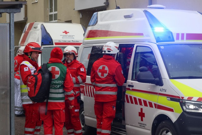 Fnf Verletzte bei Wohnungsbrand in einem Mehrparteienwohnhaus in Eferding