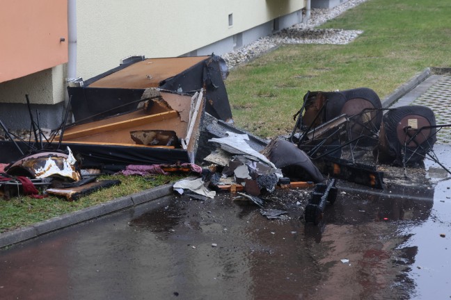 Fnf Verletzte bei Wohnungsbrand in einem Mehrparteienwohnhaus in Eferding