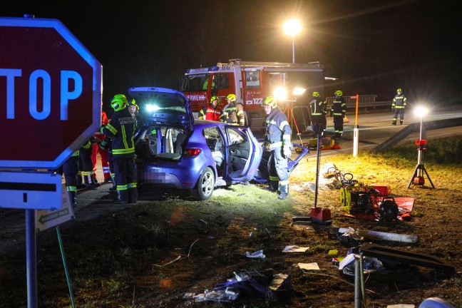 Sieben teils Schwerverletzte bei heftigem Crash auf Kremstalstrae in Kematen an der Krems