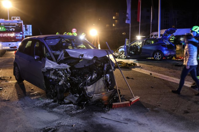 Sieben teils Schwerverletzte bei heftigem Crash auf Kremstalstrae in Kematen an der Krems