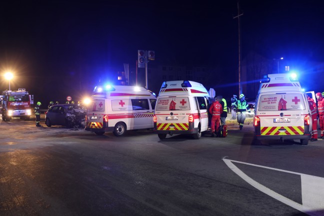 Sieben teils Schwerverletzte bei heftigem Crash auf Kremstalstrae in Kematen an der Krems