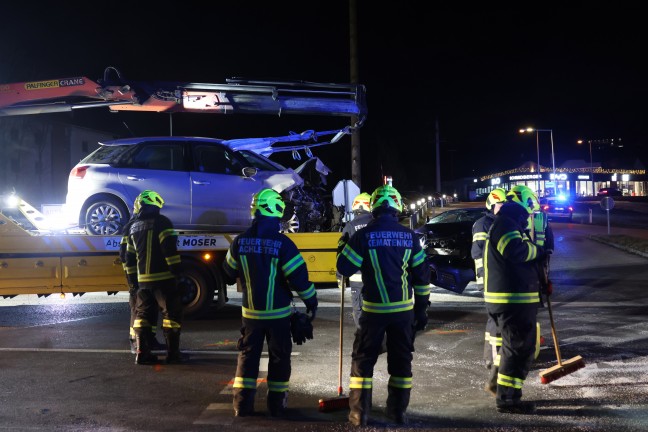 Sieben teils Schwerverletzte bei heftigem Crash auf Kremstalstrae in Kematen an der Krems