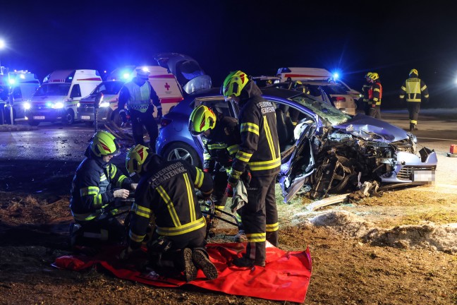 Sieben teils Schwerverletzte bei heftigem Crash auf Kremstalstrae in Kematen an der Krems