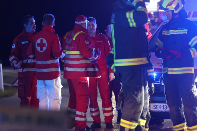 Sieben teils Schwerverletzte bei heftigem Crash auf Kremstalstrae in Kematen an der Krems