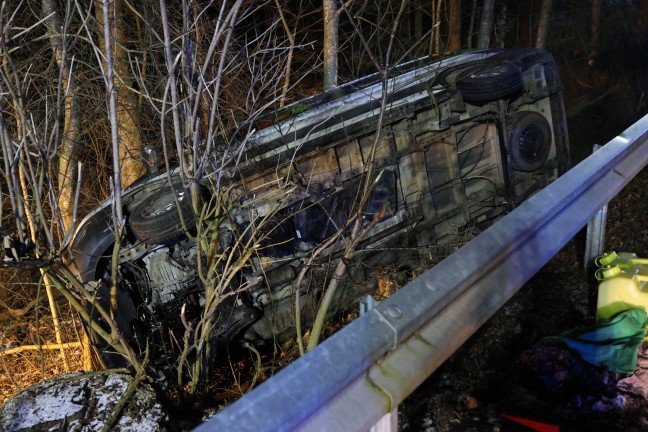 Kleintransporter bei Unfall in Kremsmnster hinter Leitschiene in ein Waldstck gestrzt