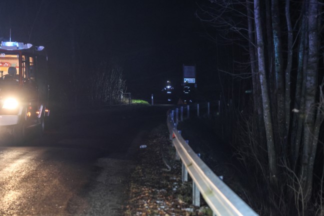 Kleintransporter bei Unfall in Kremsmnster hinter Leitschiene in ein Waldstck gestrzt